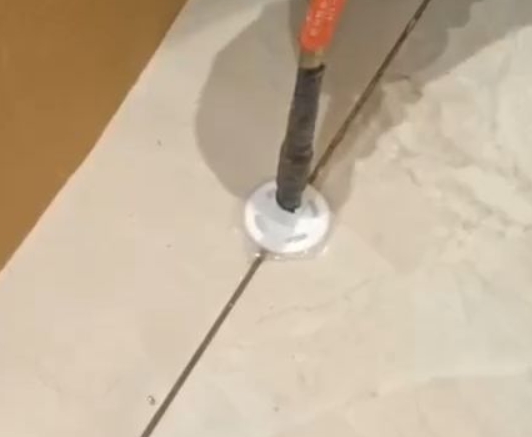 电白瓷砖空鼓维修公司专业解答瓷砖在铺贴过程中，如果没有涂抹均匀到位的粘结材料（如水泥砂浆或瓷砖胶），可能会导致以下问题