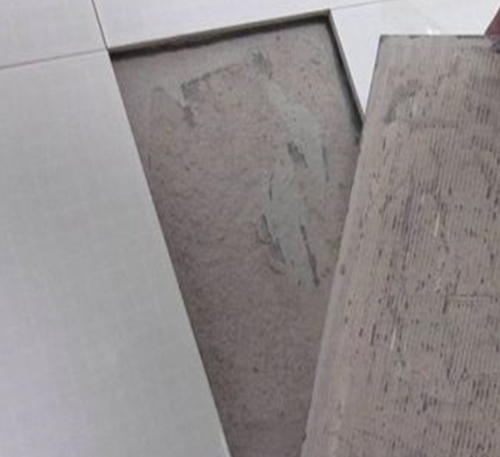 电白瓷砖空鼓维修公司分享瓷砖铺贴时如果打浆（即涂抹在瓷砖背面和基层上的砂浆或瓷砖胶）过少，会带来以下问题